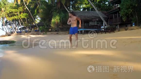 赤脚运动员在黄色沙滩上奔跑视频