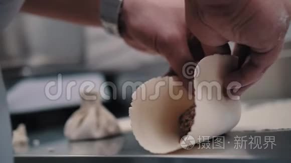 厨师在厨房里做Khinkali