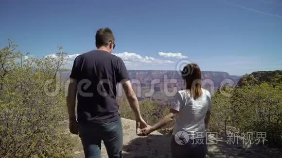 年轻夫妇在大峡谷散步