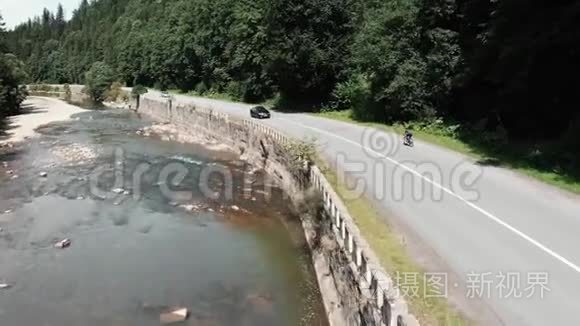 专业的年轻三项运动员在公路自行车上快速踏板。 有训练身体的女人在山上骑自行车。 有魅力的女孩喜欢