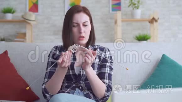 一个笨拙的年轻女人在编织慢件视频