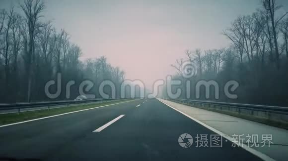 秋高气爽的公路交通无车辆行驶视频