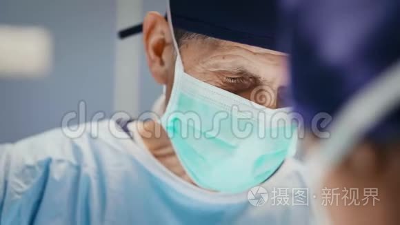 外科医生在硬手术中关闭视频