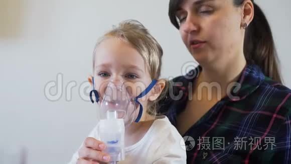 年轻女性用喷雾器吸入女儿视频