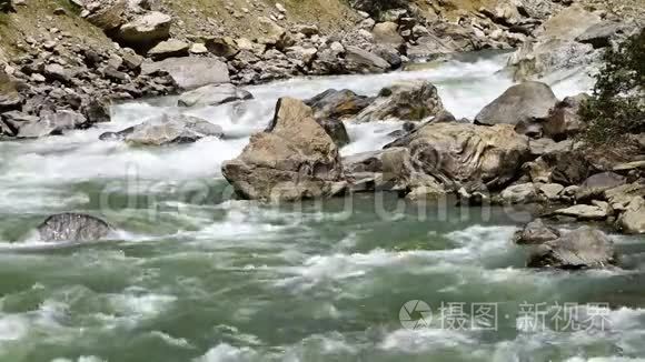 一条河在岩石之间快速地落下视频