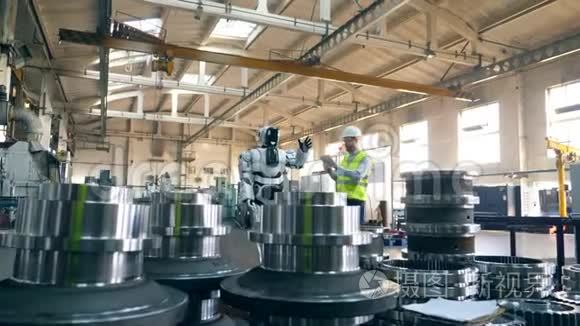 有机器人的工业工厂由男子管理视频