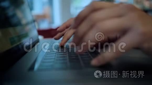 女性手型或笔记本电脑键盘代码视频