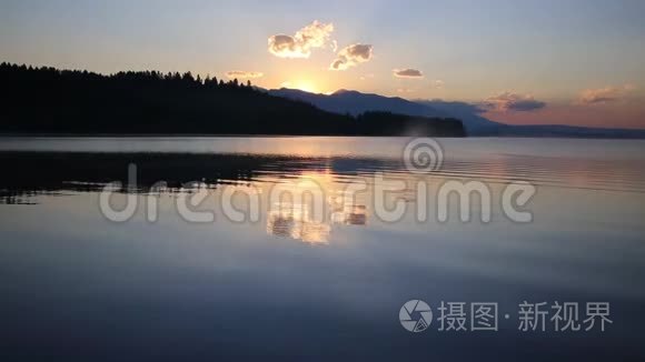 美丽的景观，在黎明时，山和湖在金色，蓝色和紫色的色调。