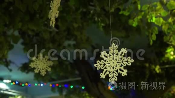 圣诞树上的雪花视频