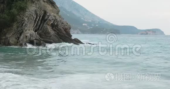 岩石海岸附近的风暴海视频