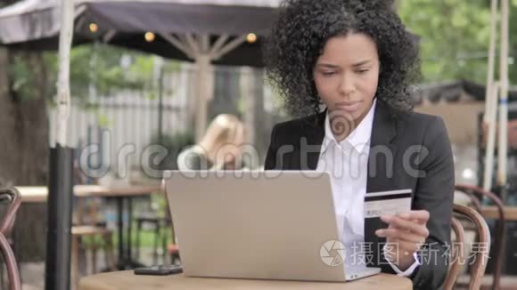 网上购物失败青年妇女坐凳视频