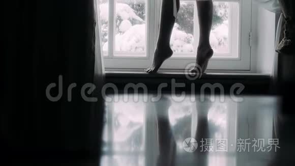 女孩赤脚走在窗台上视频
