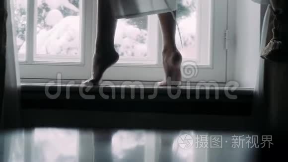 女孩赤脚走在窗台上视频