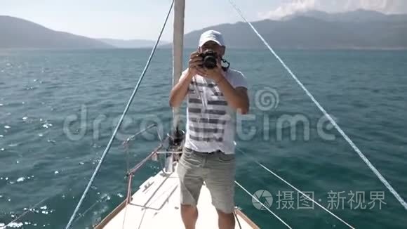 风景旅游摄影师在帆船上拍照视频