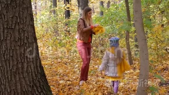 母亲和孩子一起编织黄叶花环视频