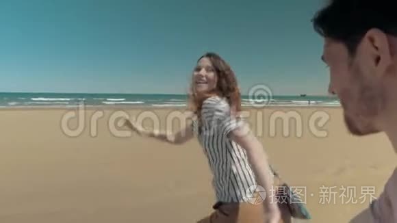快乐的恋人在海滩上奔跑视频