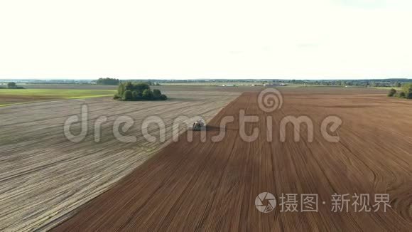 农田气飞前沿种植粮食作物的拖拉机