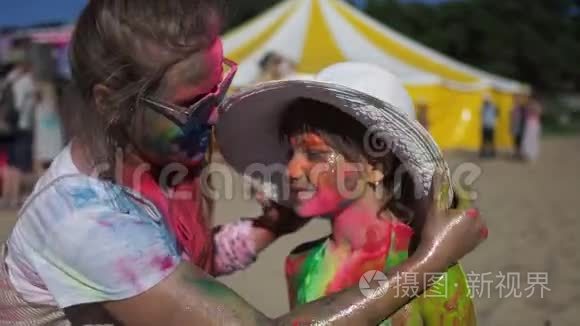 少女拥抱妹妹在霍利节日的颜色视频