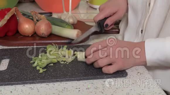 女人用刀磨韭菜视频
