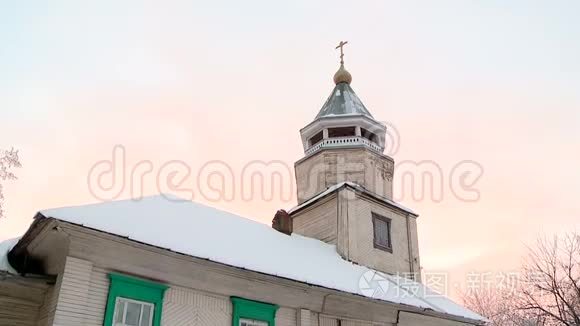 俄罗斯村庄冬天的老信徒教堂视频