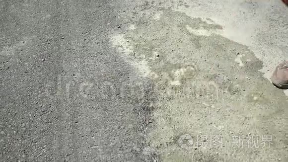 两个人在跑道上撒满了洒满了油的沙子，在那里有跑车