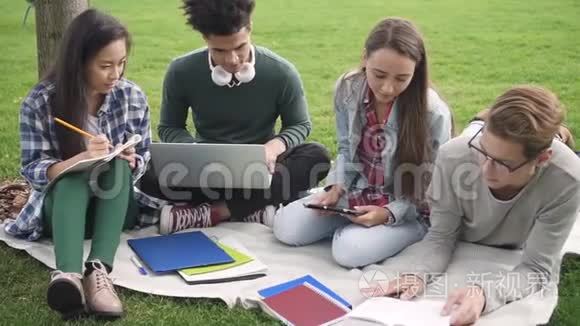 合作团队坐在大学校园附近学习视频