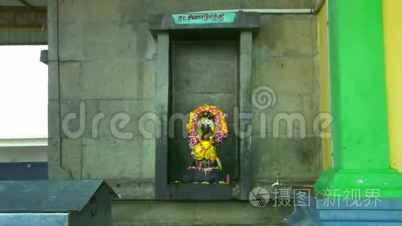 印度教神在寺庙入口处的石像视频