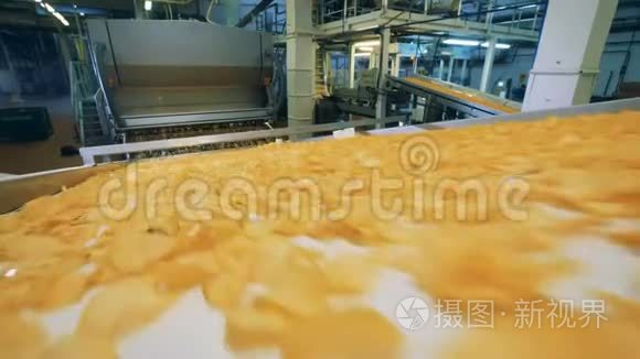 工业机器正在运送马铃薯零食视频