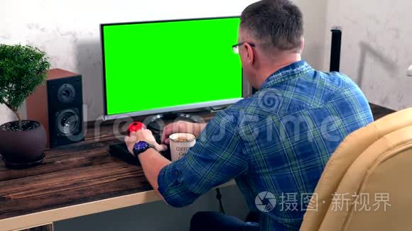 男子在他的台式电脑上输入数据视频