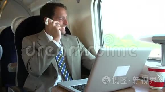 商务人士使用移动电话在列车上工作