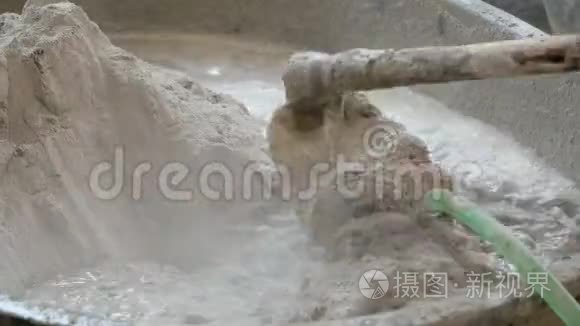 建筑工人用水搅拌混凝土视频