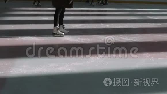 人们在溜冰场滑冰视频