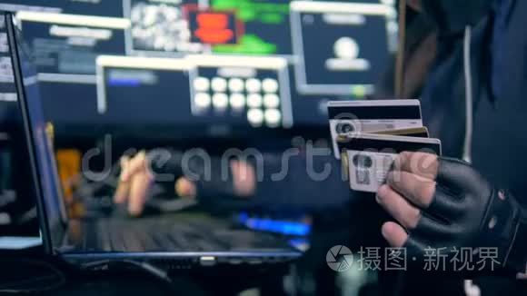 一个黑客从信用卡上窃取数据。 4K