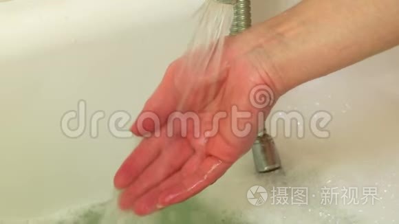 女人检查浴缸的水温视频