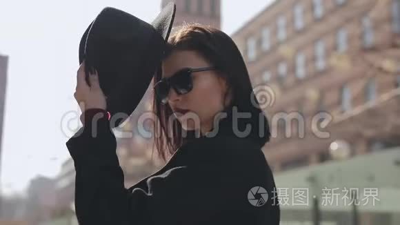 戴帽子的女人的肖像视频