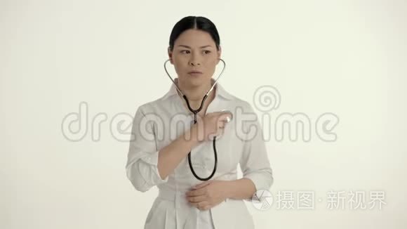 美丽的亚洲女医生听心跳视频