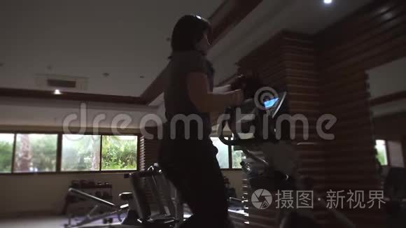 在模拟器上慢跑健身馆的女孩视频