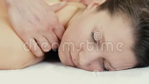 闭着眼睛的女人在按摩视频