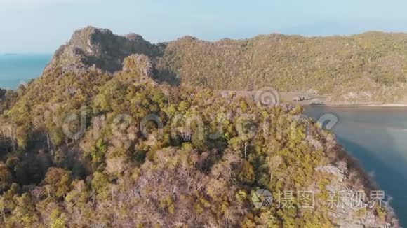 飞越悬崖，顺利俯瞰小海湾，潮水在海上。