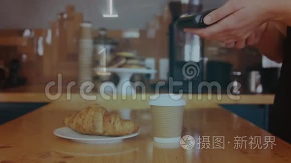 用信用卡付款的人视频