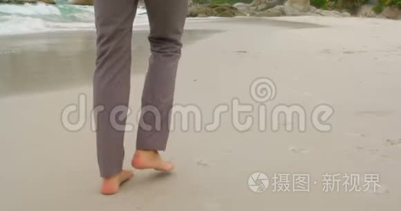 白种人赤脚在海滩上行走的后景视频