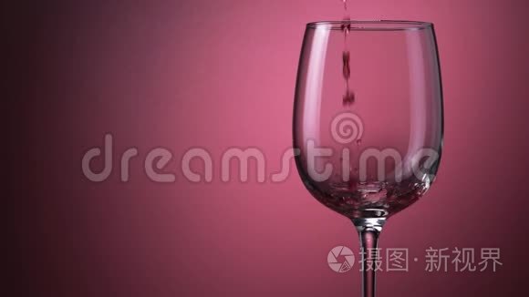 细流的葡萄酒或红浆果被倒入玻璃酒杯