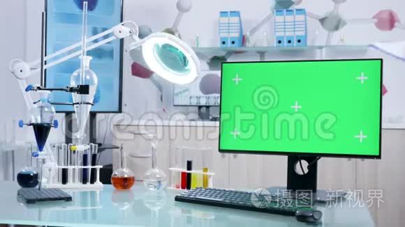 一张绿色屏幕电脑的多利化验桌视频