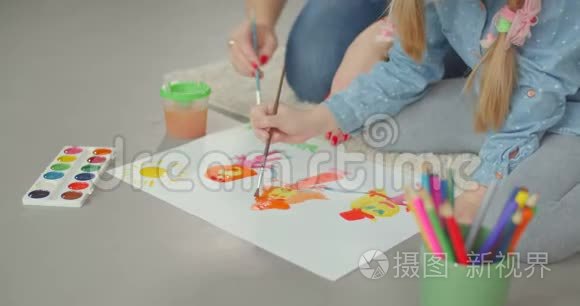 妈妈通过绘画培养孩子的创造力视频