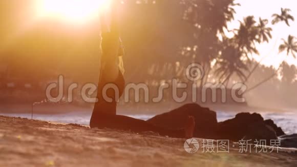 赤脚女士在沙滩上练习瑜伽体式视频