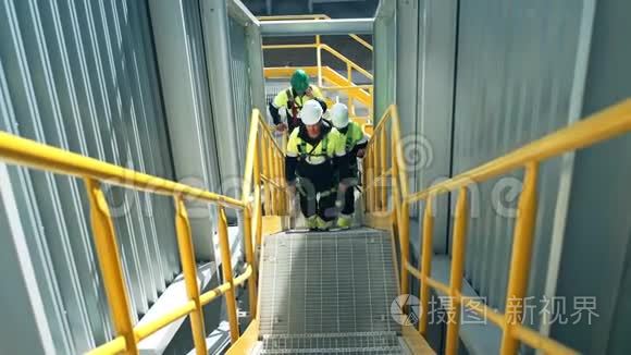 穿着防护制服上楼梯的男工队视频