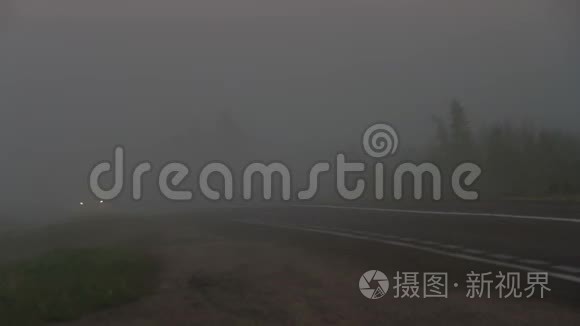 有大灯的车从浓雾中开出来视频