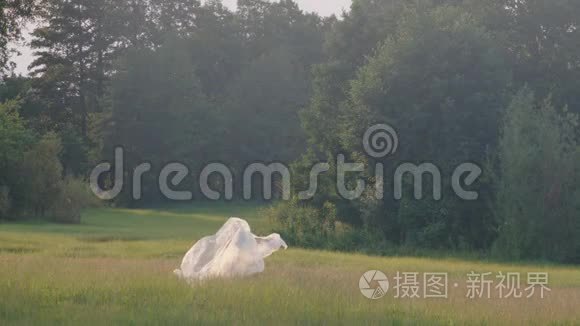 自然环境中塑料箔下的女人视频