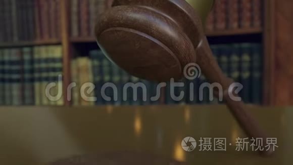 法官`的木槌落下，用法庭的铭文击中了石块