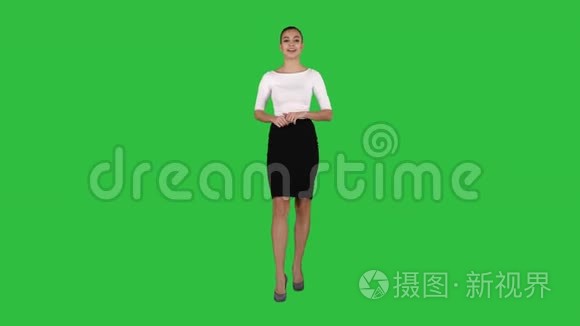 商务女性主持人在绿色屏幕上谈论和展示产品或文本，Chroma键。